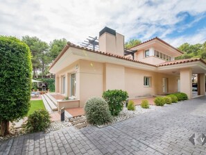 Apartment - Villa in Salou 5 Bedrooms 6 Beds 4 Baths (Salou)
