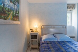 1 camera, ferro/asse da stiro, lenzuola