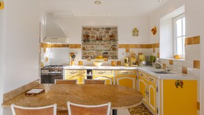 Una cocina con una isla central, estufa y lavaplatos.