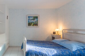 1 chambre, fer et planche à repasser, draps fournis