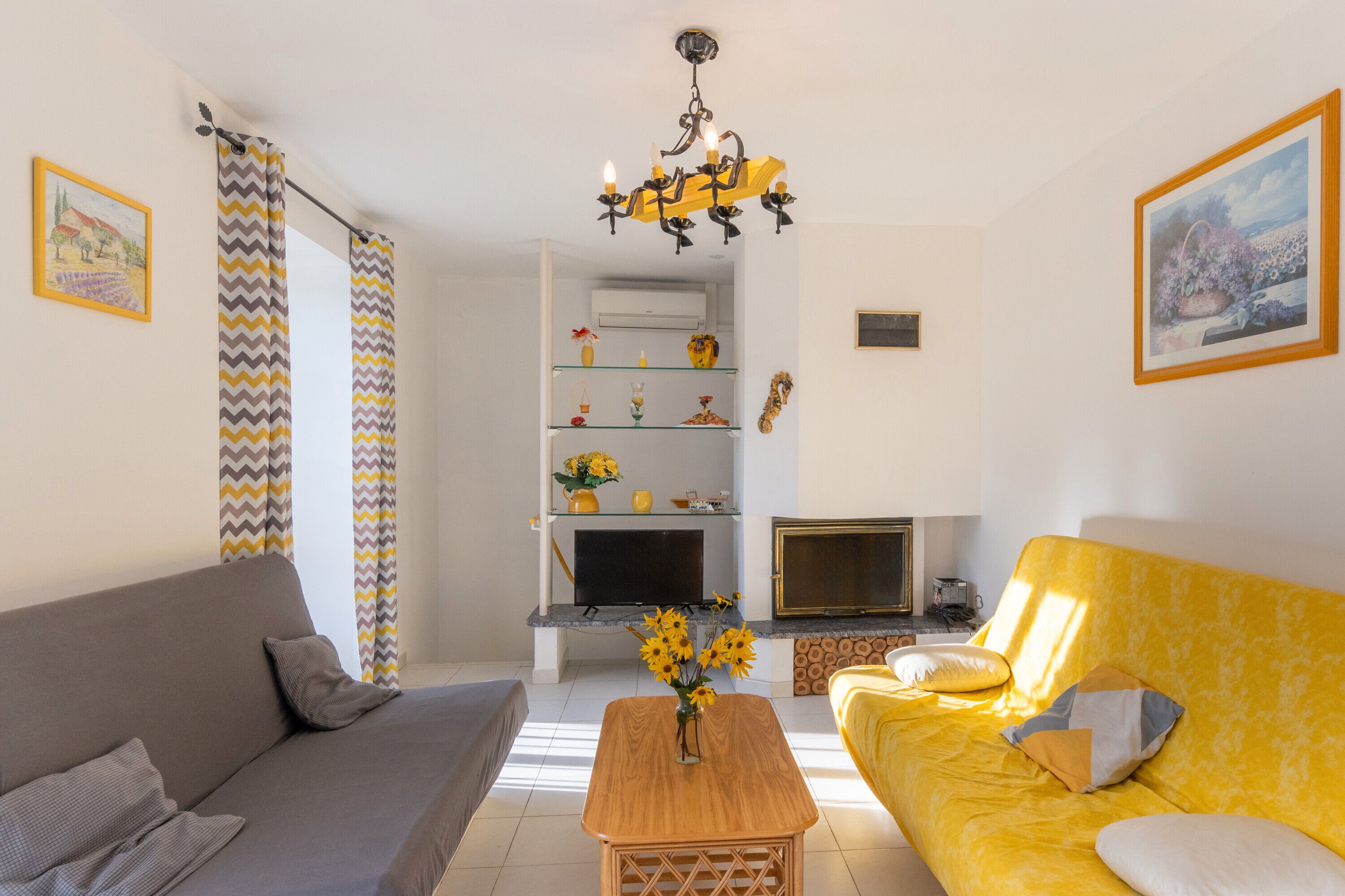 Een televisie en een open haard