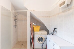 Shower, hair dryer - Holiday Home 'Chez L'Oncle' with Air Conditioning (Gras)