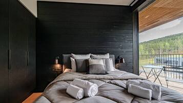 3 bedrooms, desk, iron/ironing board, WiFi