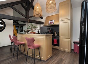 Een magnetron, een oven, een kookplaat, een vaatwasser