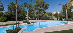 Apartamento, 2 quartos, sacada, vista para o jardim | Piscina | Piscina externa