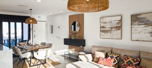 Apartamento, 2 quartos, sacada, vista para o jardim | Sala de jantar