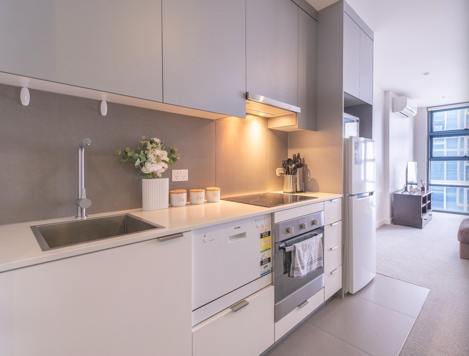 Geladeira, micro-ondas, fogão, cooktop