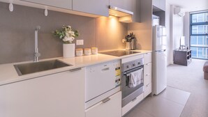 Kühlschrank, Mikrowelle, Ofen, Herdplatte