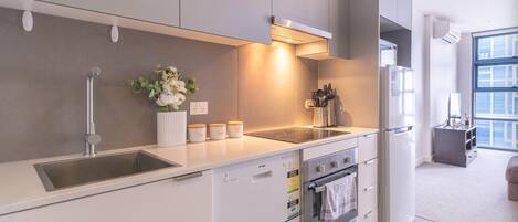 Refrigerador, microondas, horno y parrilla de estufa