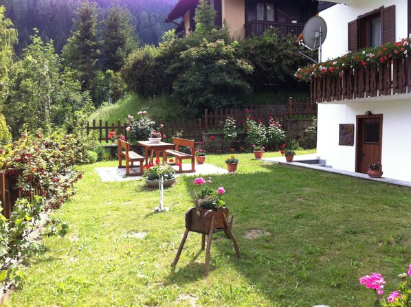 Villa, Talblick | Blick auf den Garten