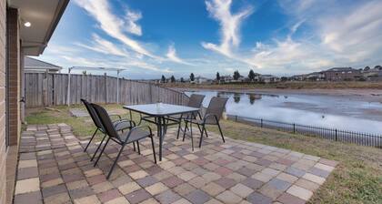 Lakeside view 4BR2BA house in Point Cook Parking