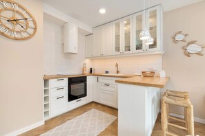 Réfrigérateur, un four, surface de cuisson, lave-vaisselle