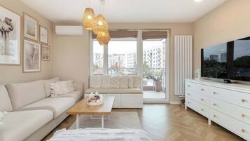 Una televisión, una oficina