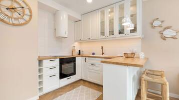 Frigorífico, horno, placa de cocina y lavavajillas