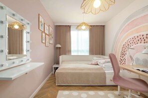 1 Schlafzimmer, Schreibtisch, Bügeleisen/Bügelbrett, Reisekinderbett