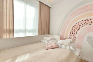 1 habitación, escritorio, tabla de planchar con plancha y cuna de viaje 