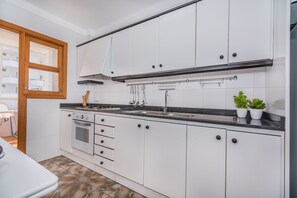 Fridge, microwave, oven, coffee/tea maker