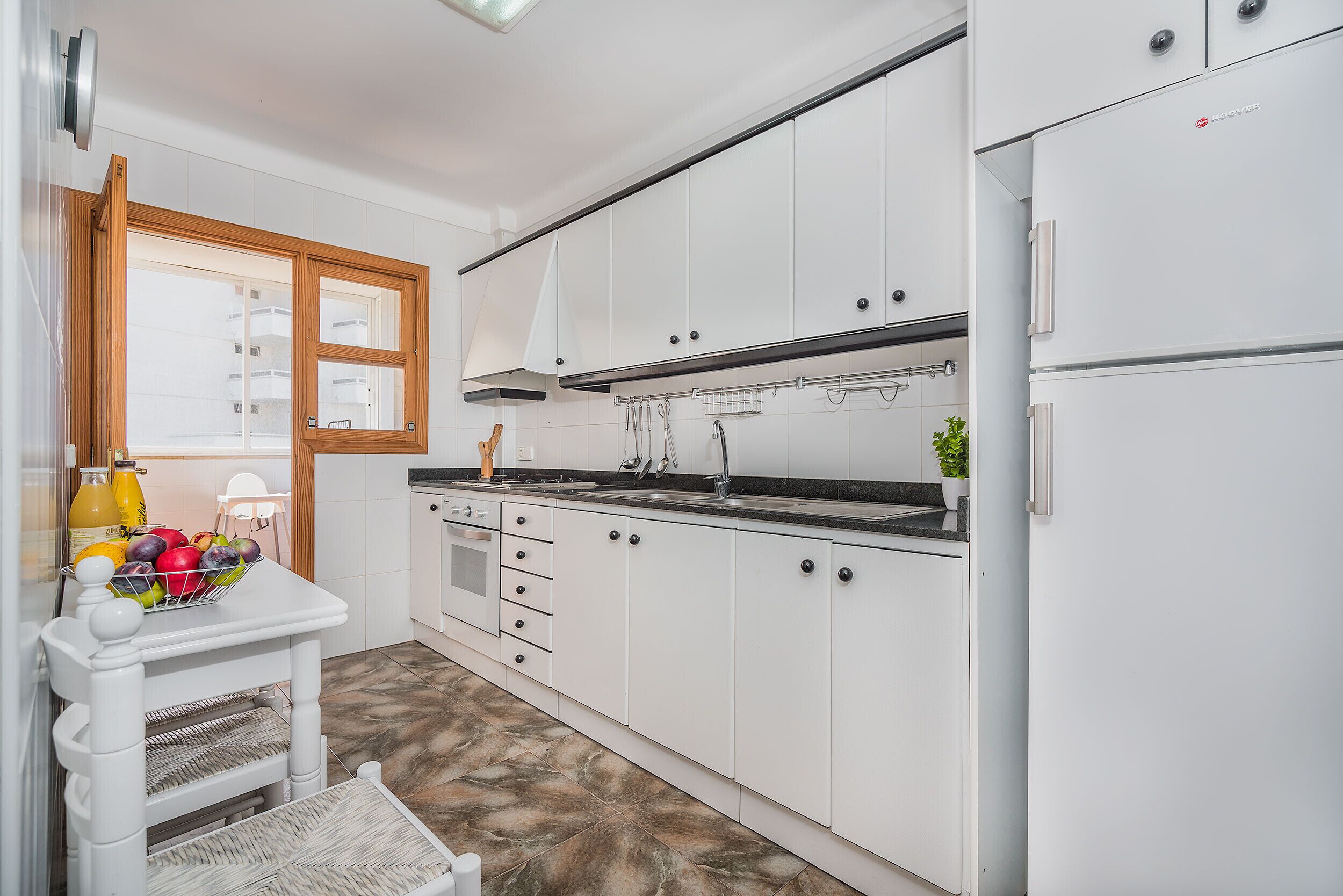 Kühlschrank, Mikrowelle, Ofen, Wasserkocher mit Kaffee-/Teezubehör