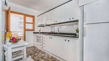 Kühlschrank, Mikrowelle, Ofen, Wasserkocher mit Kaffee-/Teezubehör