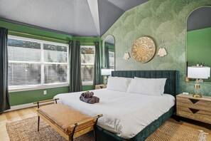 4 bedrooms, iron/ironing board, WiFi, bed sheets - 4BR w/ Pool, Cinema Room, Mini Golf & EV Charger (McKinney)