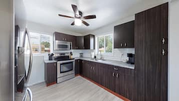 Coffee/tea maker, fridge, microwave, oven
