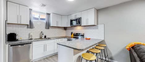 冷蔵庫、電子レンジ、オーブン、コンロ