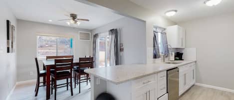 ثلاجة، ميكروويف، موقد طهي مسطح، غسالة أطباق