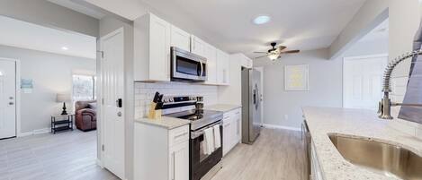 Réfrigérateur, four à micro-ondes, surface de cuisson, lave-vaisselle