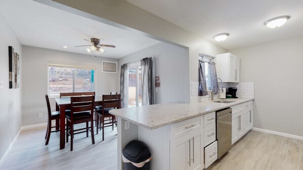 Réfrigérateur, micro-ondes, plaque de cuisson, lave-vaisselle