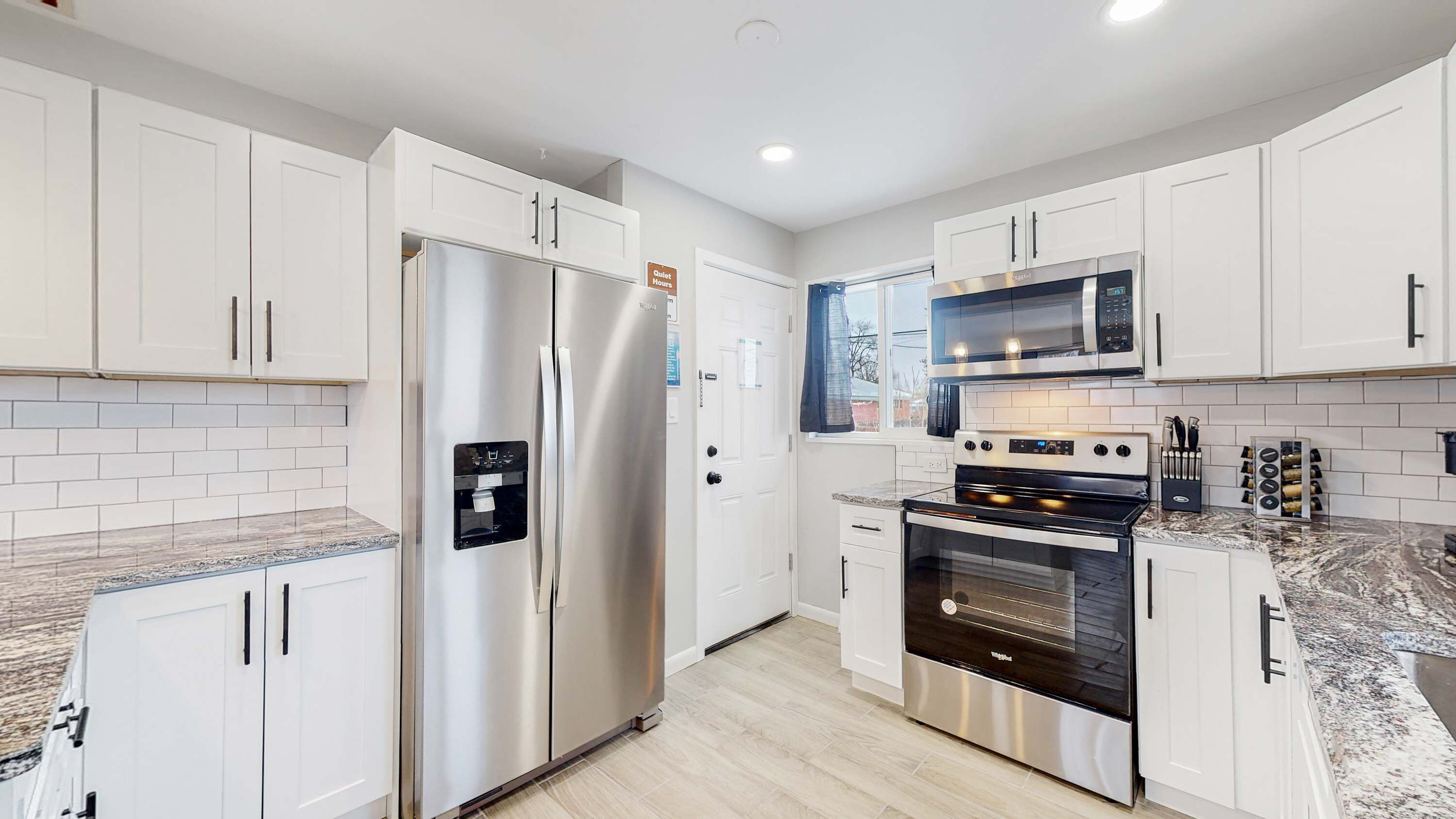 Frigorifero, microonde, piano cottura, lavastoviglie