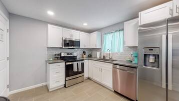 Fridge, microwave, stovetop, dishwasher