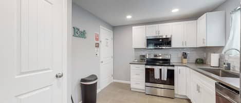 Réfrigérateur, four à micro-ondes, surface de cuisson, lave-vaisselle