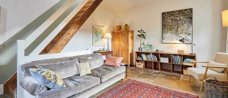 تلفزيون، مدفأة، مكتب