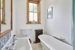 Douche, sèche-cheveux, serviettes fournies