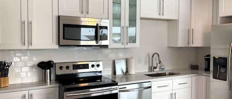 Refrigerador, microondas, parrilla de estufa y lavavajillas