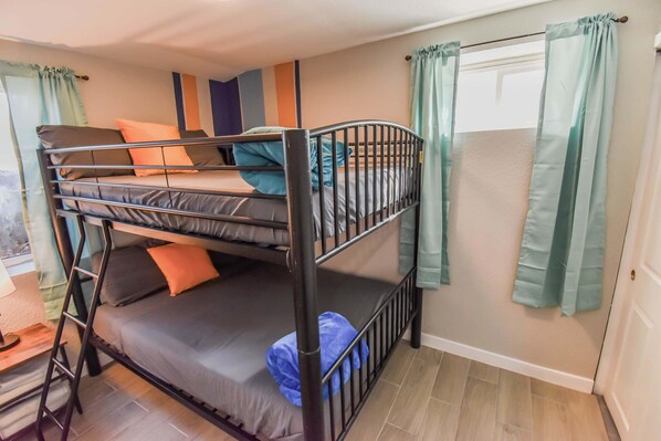 4 bedrooms, iron/ironing board, WiFi, bed sheets