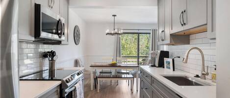 Refrigerador, microondas, horno y parrilla de estufa