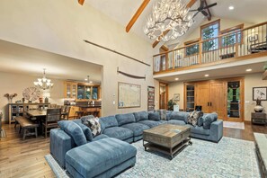 Fernseher, Kamin, Arbeitsbereiche