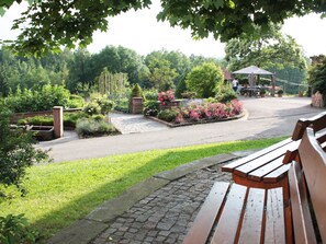 Property grounds - Holiday Apartment 'Landsitz, 55 sqm' with Shared Terrace, Shared Garden and Wi-Fi (Elzach)