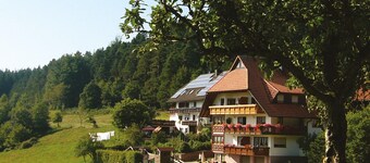 Holiday Apartment 'Landsitz, 55 sqm' with Shared Terrace, Shared Garden and Wi-Fi