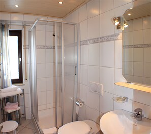 Regadera, secadora de cabello, toallas 