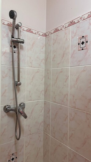 Secador de pelo, toallas, jabón y papel higiénico