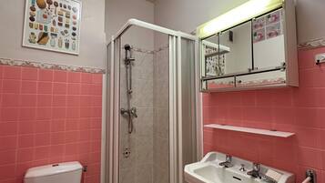 SĂšche-cheveux, serviettes fournies, savon, papier toilette