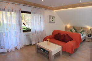 1 bedroom, WiFi, bed sheets - Apartment 'Schlössle, 22 sqm' with Shared Terrace, Shared Garden and Wi-Fi (Elzach)