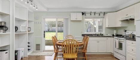 冰箱、微波炉、烤箱、炉灶