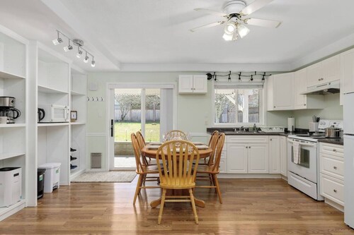 Peaceful 2-bedroom suite with private entrance, full kitchen and 1 bath. Enjoy a bright living space, smart TV, Wi-Fi, and access to a tranquil garden patio. Located minutes from beaches, parks, and shopping. Ideal for your stay.