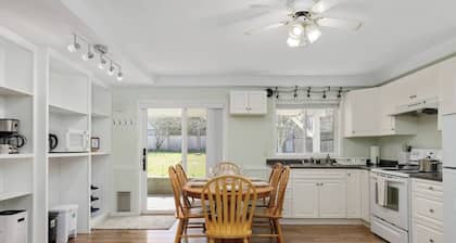 Peaceful 2-bedroom suite with private entrance, full kitchen and 1 bath. Enjoy a bright living space, smart TV, Wi-Fi, and access to a tranquil garden patio. Located minutes from beaches, parks, and shopping. Ideal for your stay.