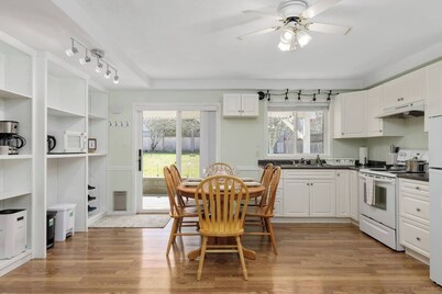 Peaceful 2-bedroom suite with private entrance, full kitchen and 1 bath. Enjoy a bright living space, smart TV, Wi-Fi, and access to a tranquil garden patio. Located minutes from beaches, parks, and shopping. Ideal for your stay.