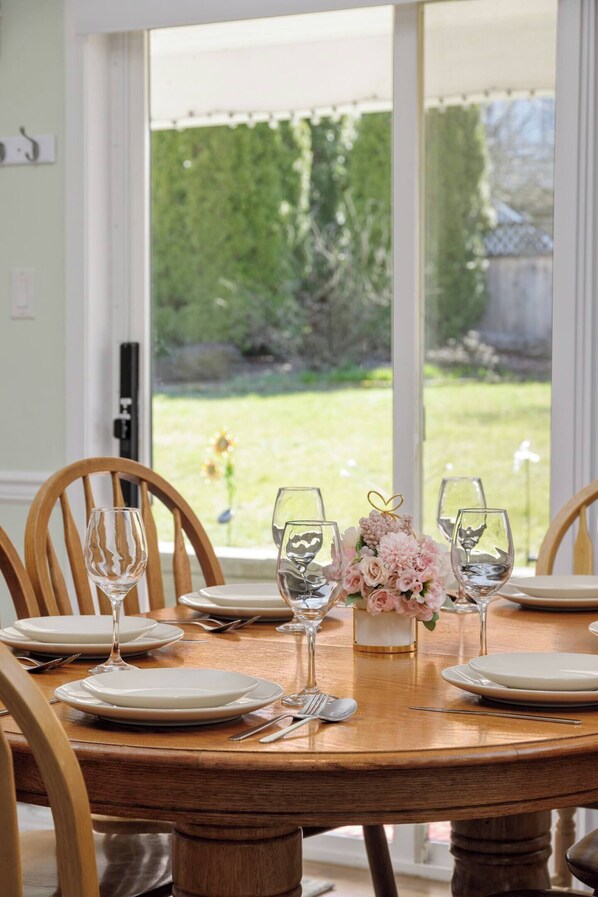 Dining - Peaceful 2-bedroom suite with private entrance, full kitchen and 1 bath. Enjoy a bright living space, smart TV, Wi-Fi, and access to a tranquil garden patio. Located minutes from beaches, parks, and shopping. Ideal for your stay. (Nanaimo)