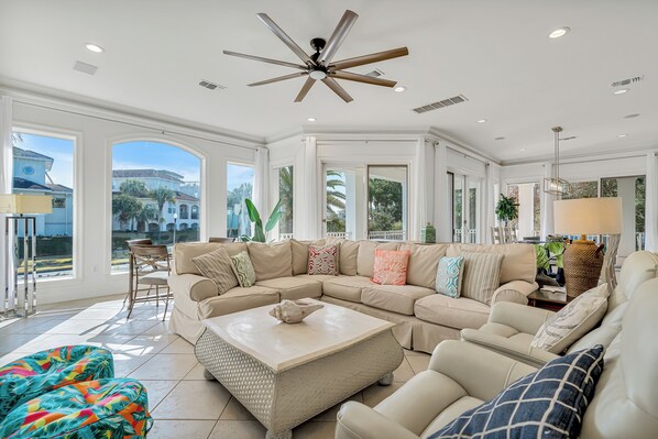 Televisión, chimenea, reproductor de DVD y libros 